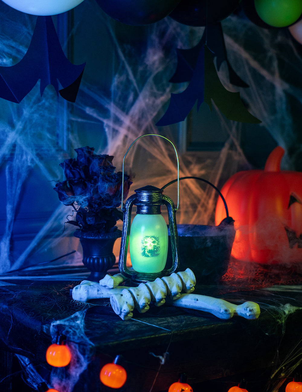 Mise en scène avec ossements et citrouille de la lanterne lumineuse d'Halloween