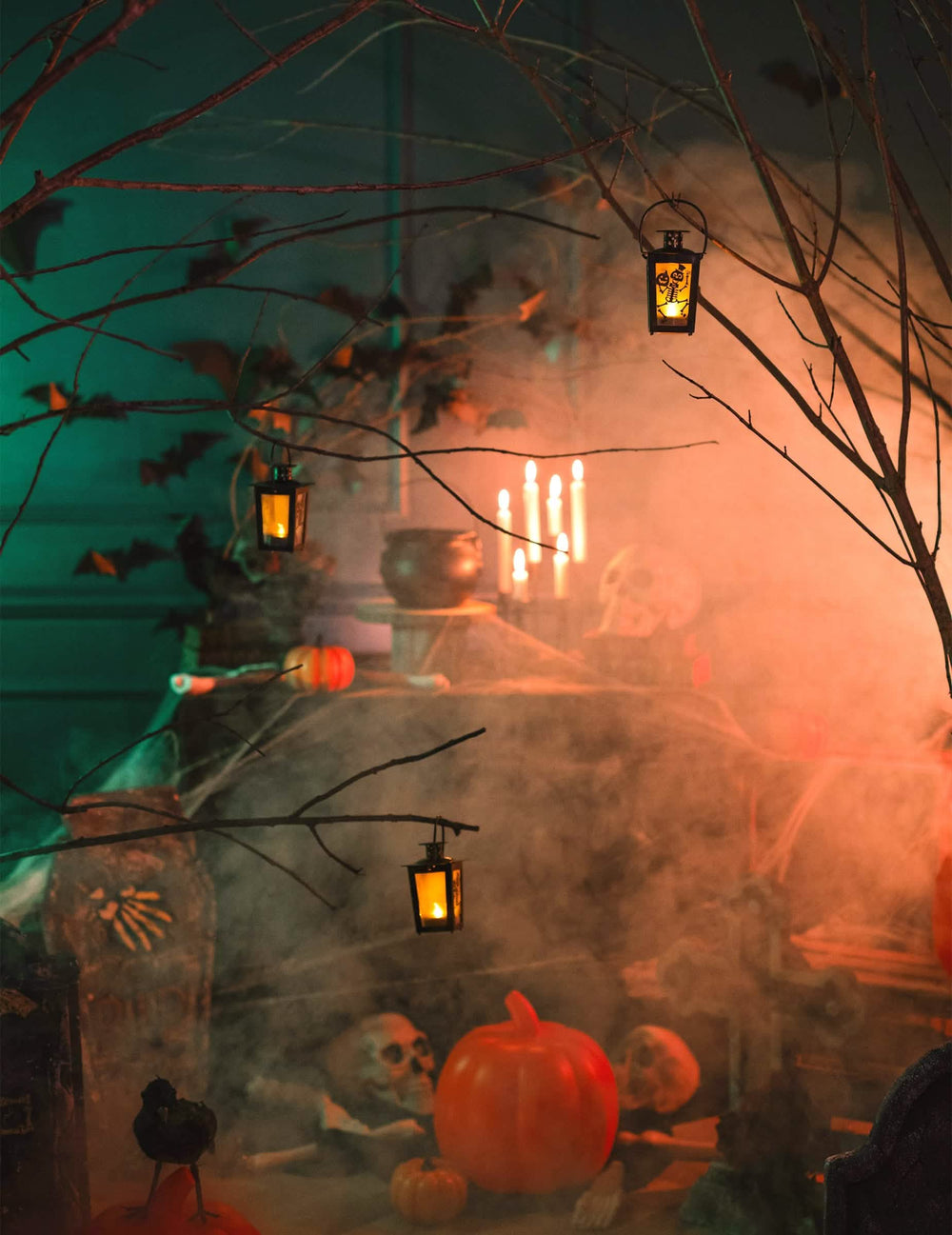 Umístění do strašidelného dekoru svítícího halloweenového lampionu s kostrou a dýní