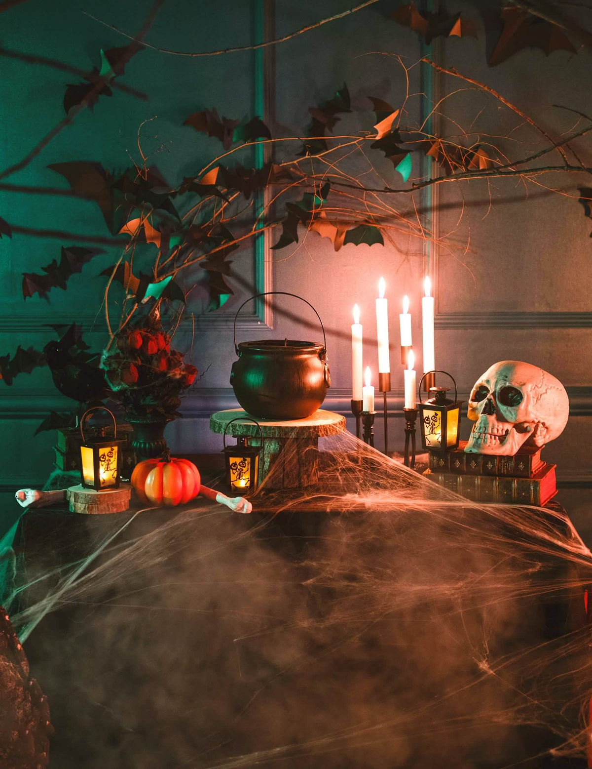 dekorace stolu s osvětlenou lucernou Kostra na halloween