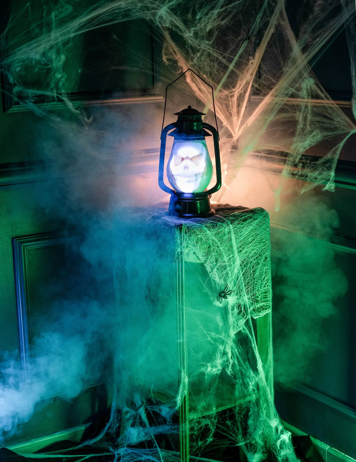 Scéna s kouřem a pavučinami z osvětleného a zvukového halloweenového lucerny