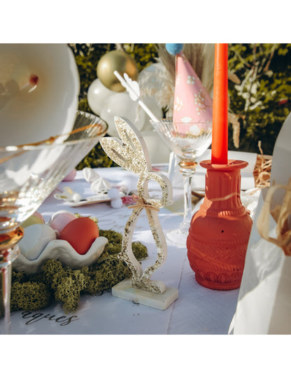 Králík na bílém dřevěném podstavci a zlatém třpytu 18 cm na Velikonoce