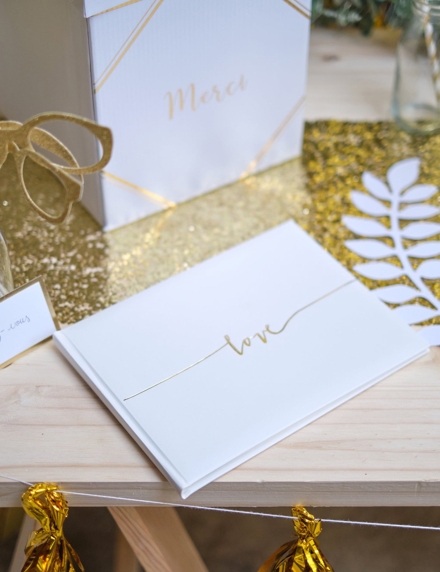 Bílá svatební kniha hostů love 24 x 18 cm se zlatými písmeny 