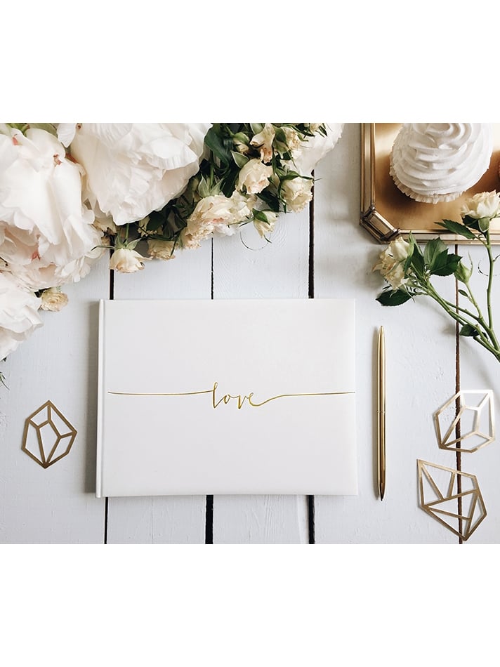Bílá svatební kniha hostů love 24 x 18 cm se zlatými písmeny 