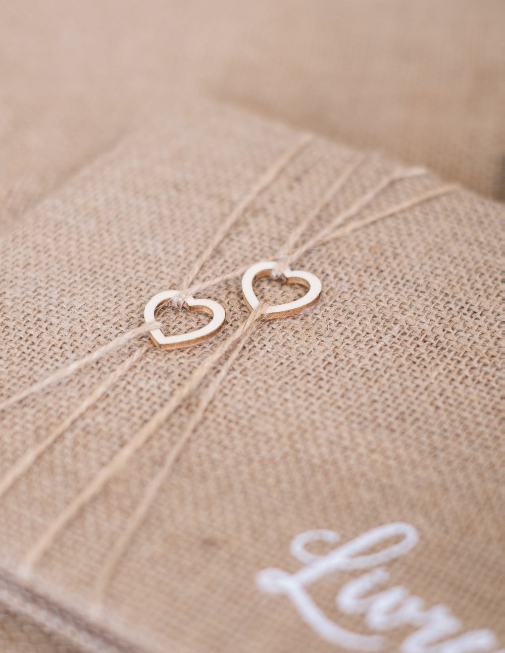 Gros plan sur les cœurs en bois décoratifs du livre d'or mariage nature