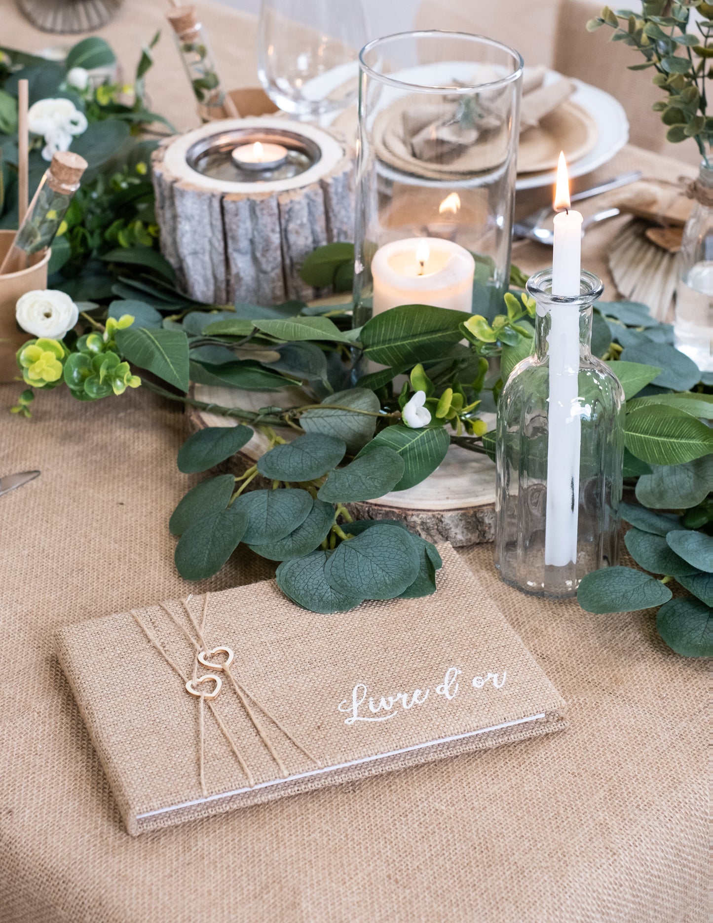 Mise en situation sur table champêtre du livre d'or mariage nature