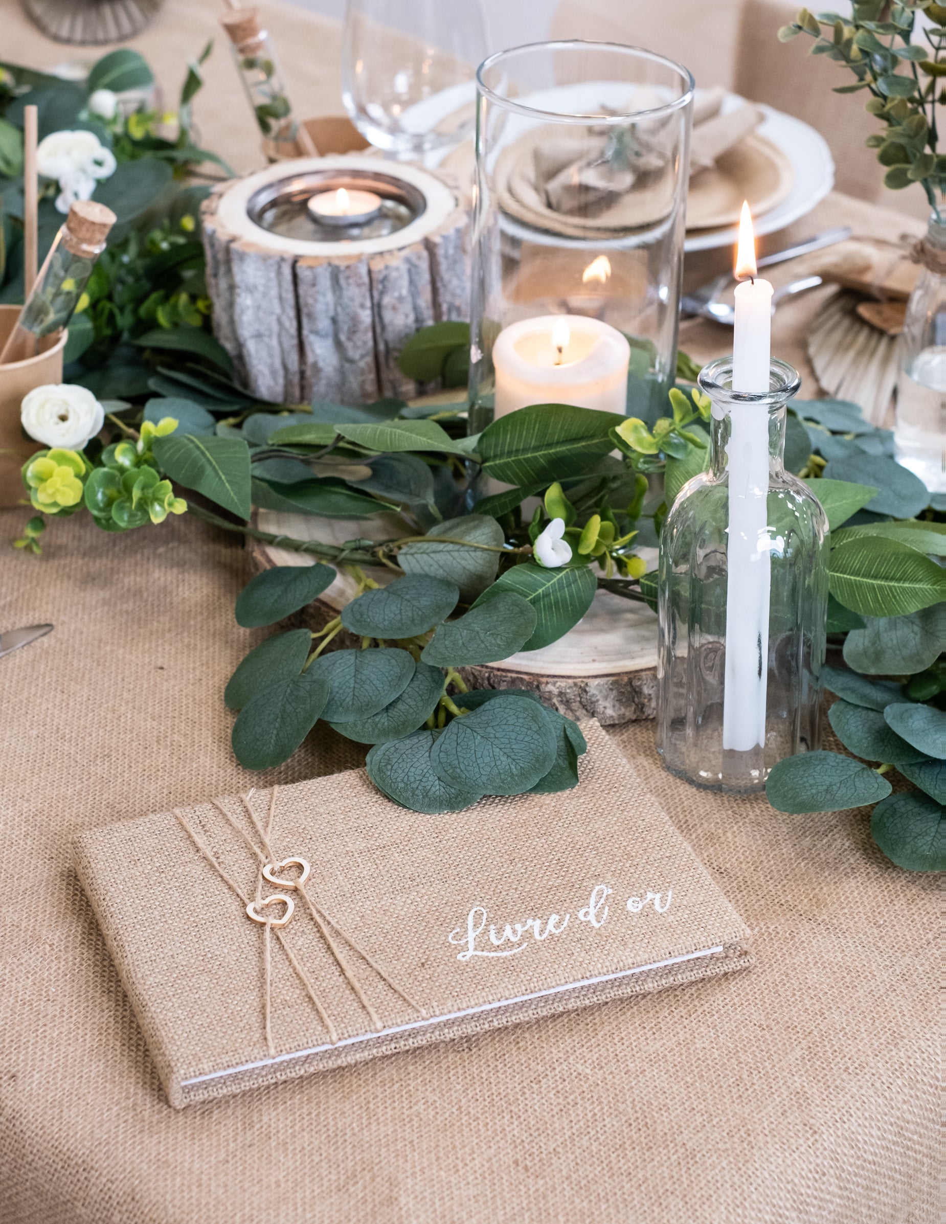 Mise en situation sur table champêtre du livre d'or mariage nature