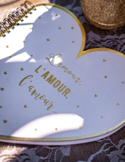 Gros plan sur l'écriture dorée du livre d'or forme cœur l'amour pour mariage