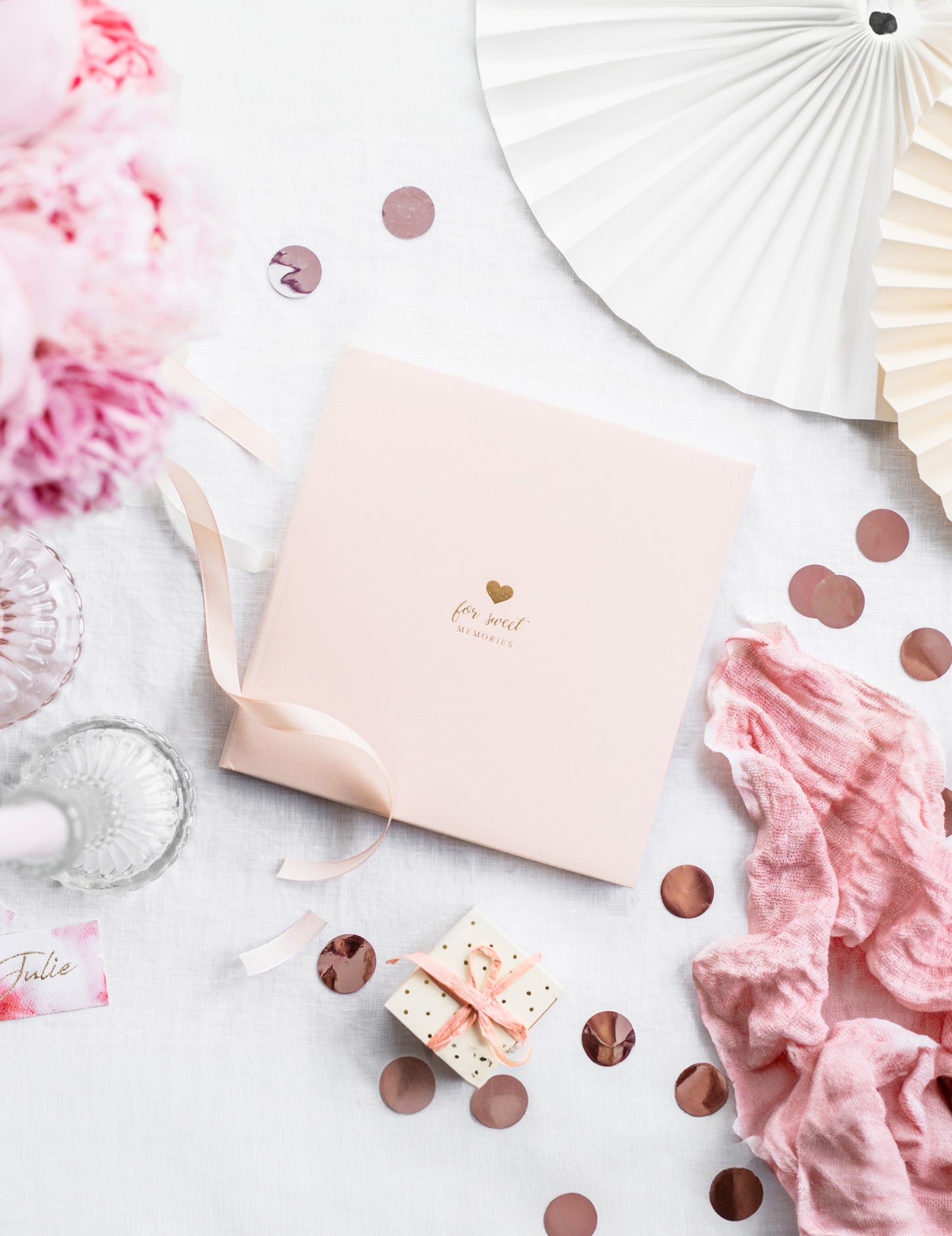 Pudrově růžová a zlatá kniha hostů 20,5 x 20,5 cm 22 stran romantické svatby