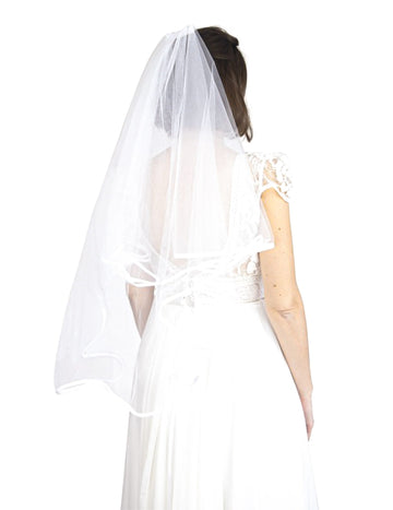 Dlouhý bílý svatební závoj