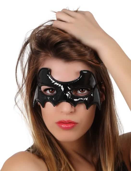 Žena s halloween maskou netopýra černá lesklá