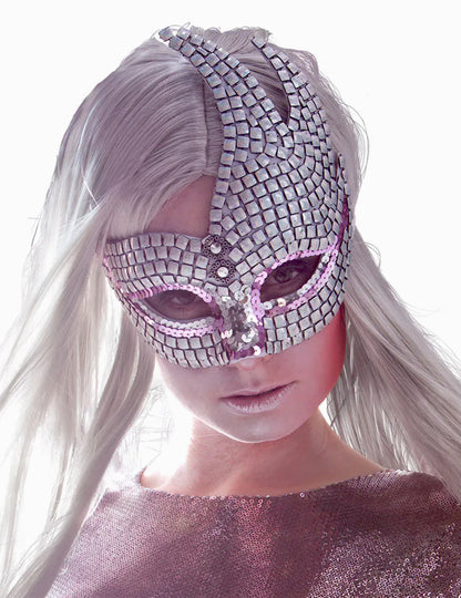 Detailní záběr na lesklou venetianskou masku pro dospělé