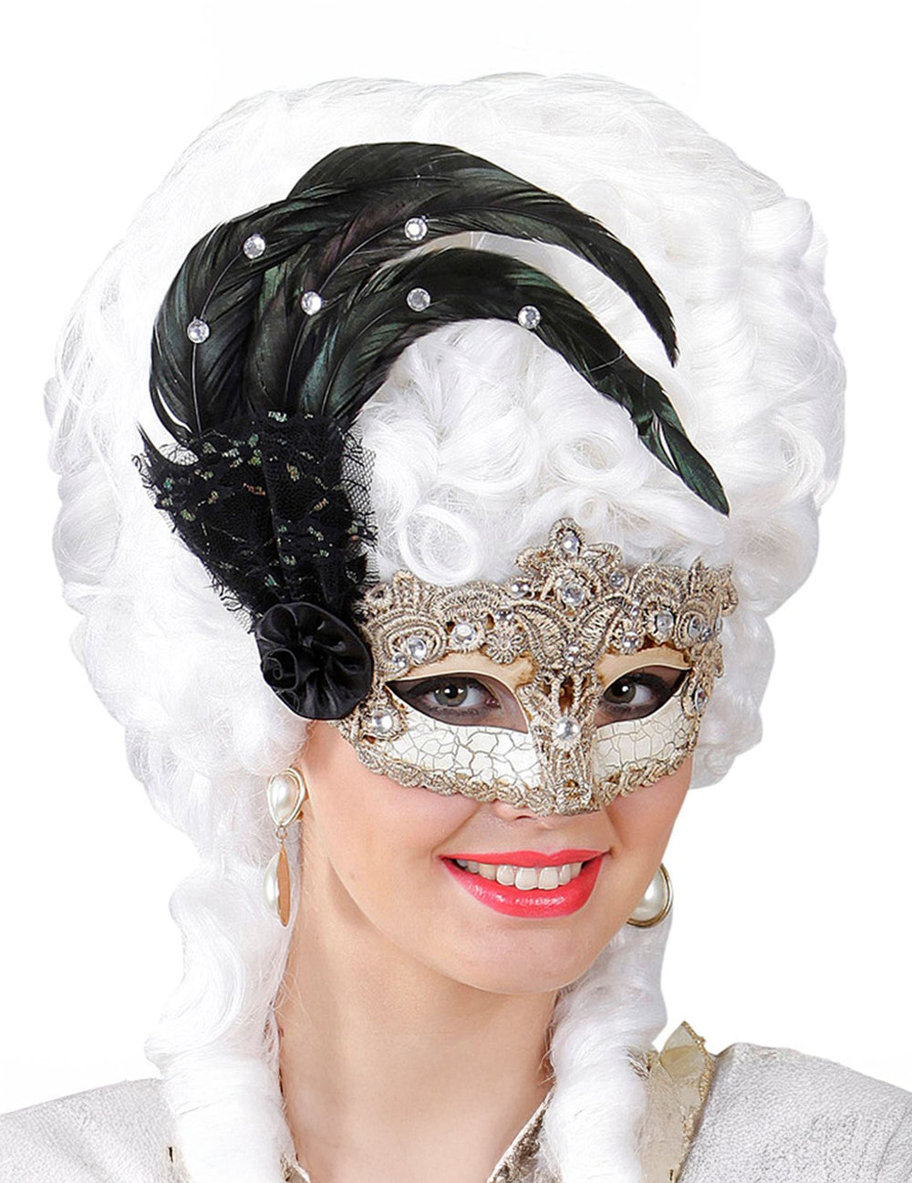 Gros plan sur les détails du loup vénitien dentelle et plumes pour adulte
