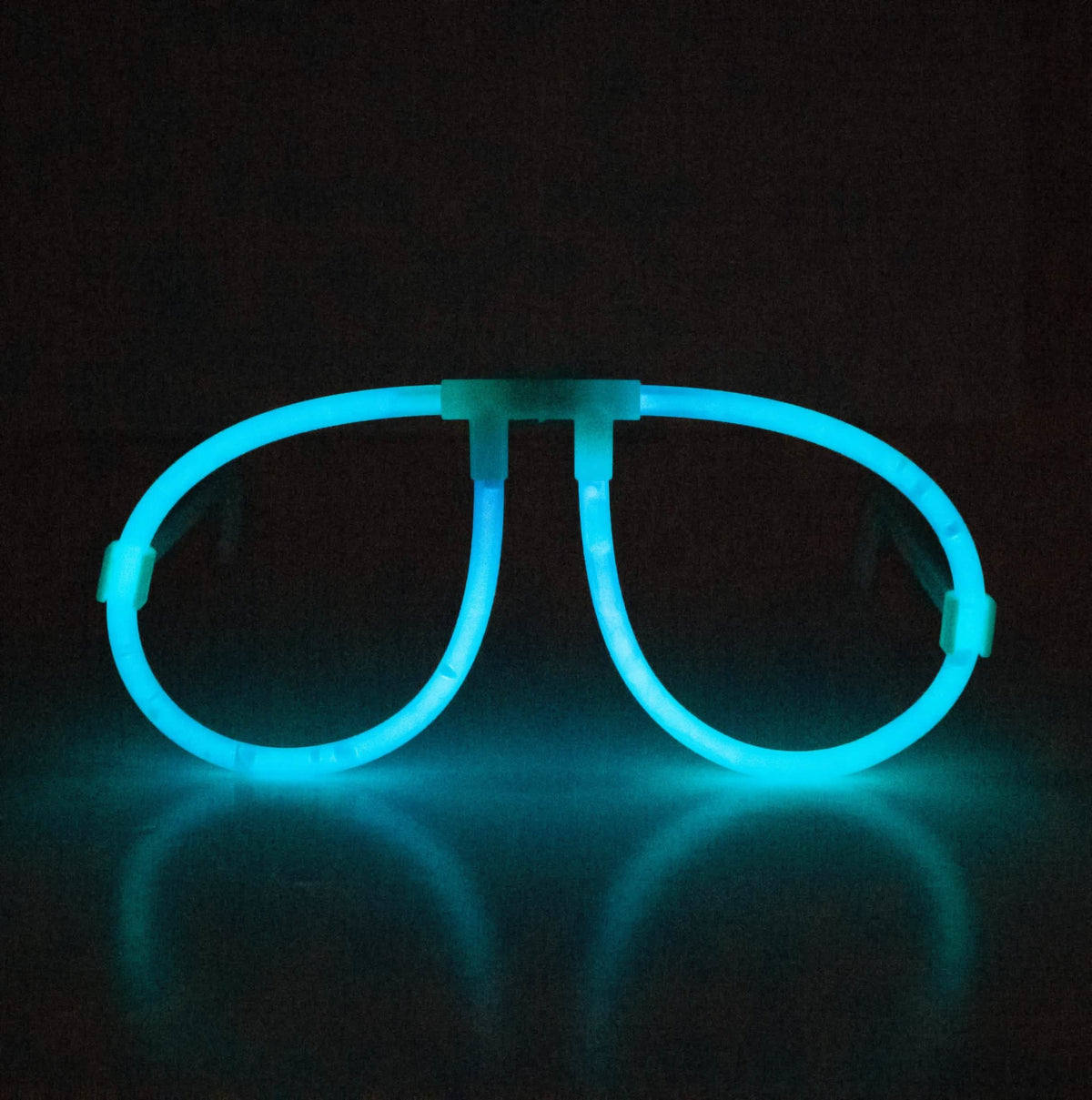 Vue de face illuminée bleue des lunettes phosphorescentes fluo