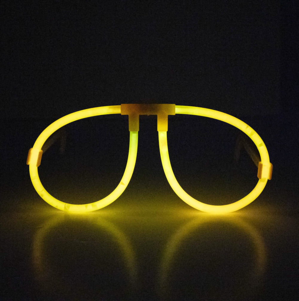 Vue de face illuminée jaune des lunettes phosphorescentes fluo