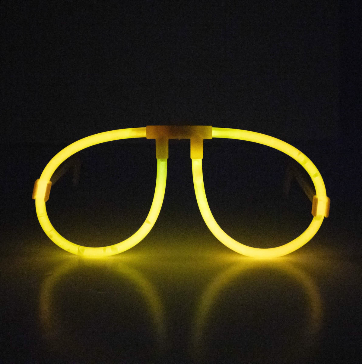 Vue de face illuminée jaune des lunettes phosphorescentes fluo