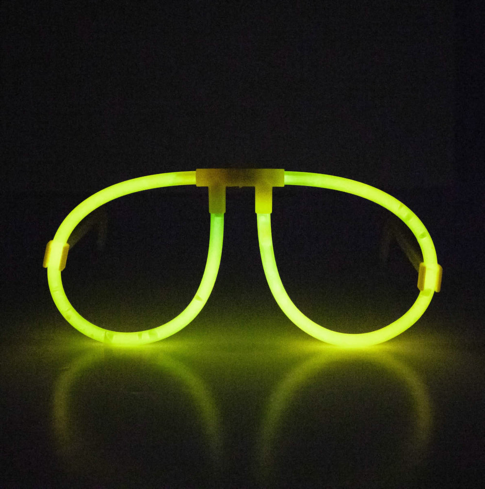 Vue de face illuminée verte des lunettes phosphorescentes fluo