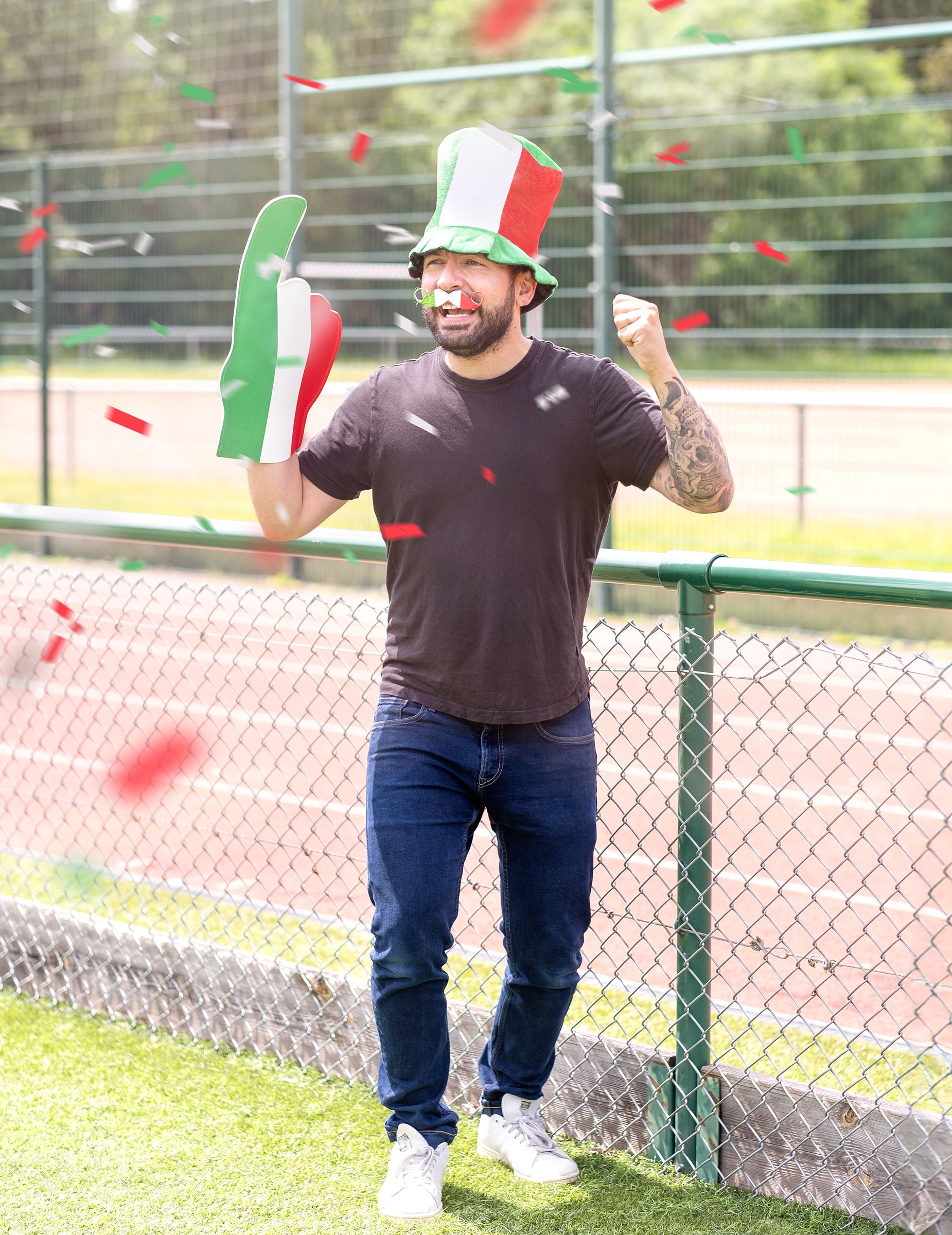Mise en situation de supporter de la main en mousse Italie pour adulte