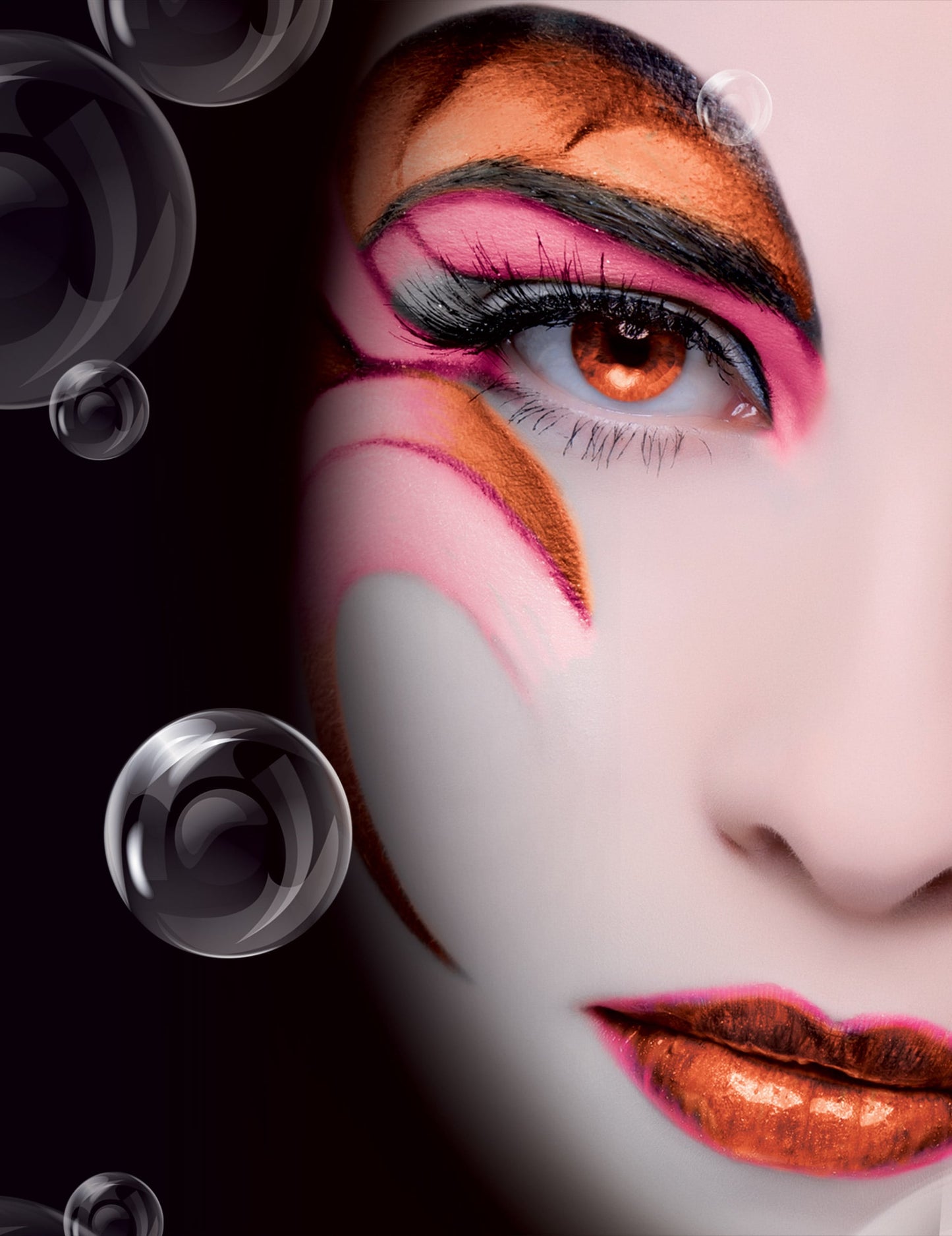 Gros plan sur le rendu artistique du maquillage à l'eau rose