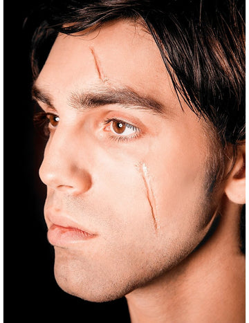 Kolodiový make-up s falešnou jizvou