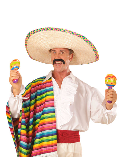 Situace s mužem oblečeným v kostýmu s barevným nafukovacím maracas se zigzagovým vzorem