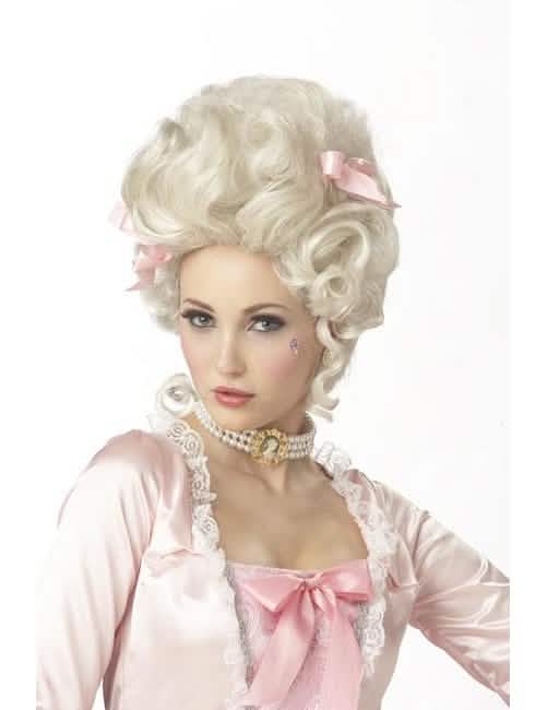 Peruka Marie Antoinette pro ženu s platinově blond vlasy s růžovými mašlemi