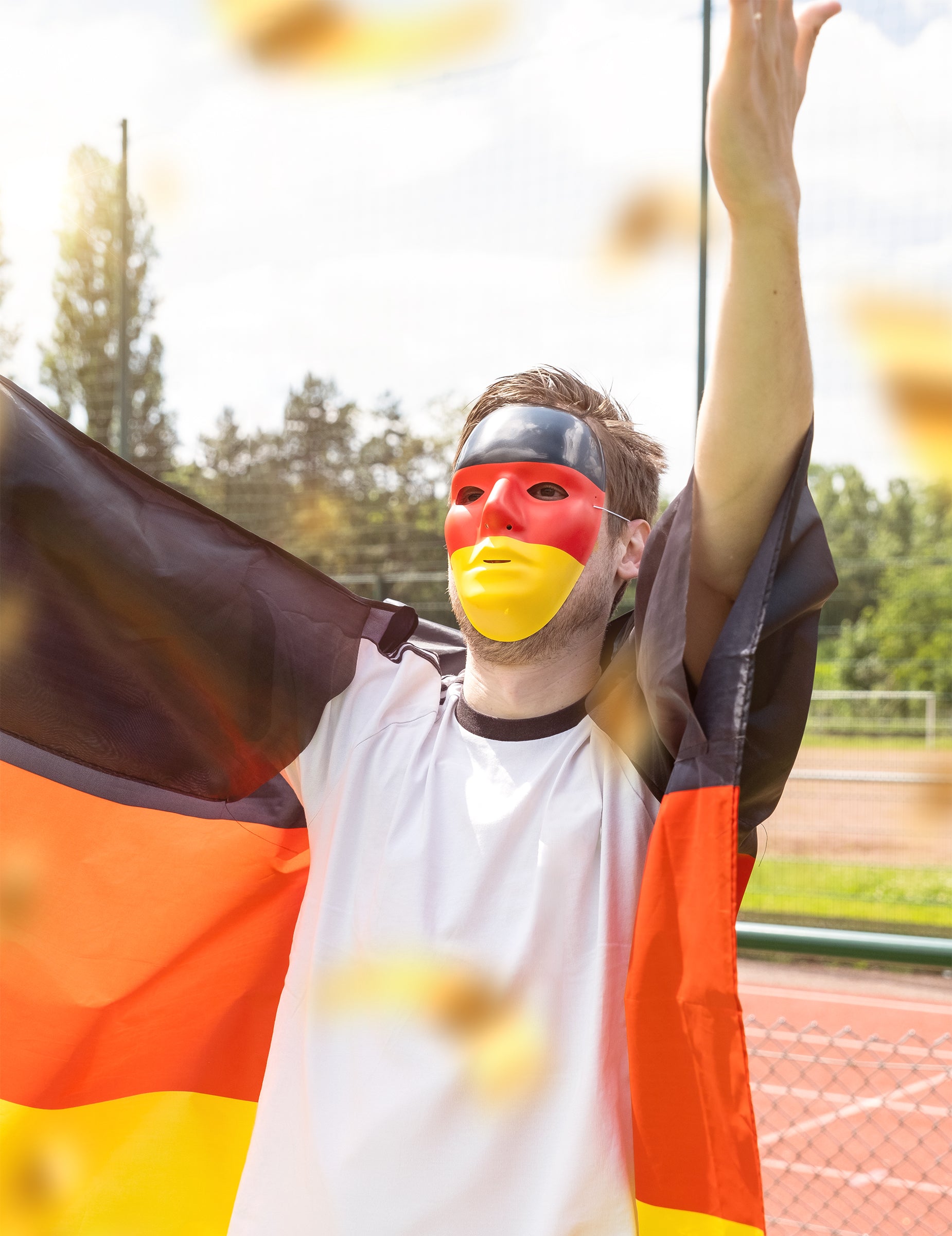 Mise en situation avec drapeau de supporter du masque Allemagne
