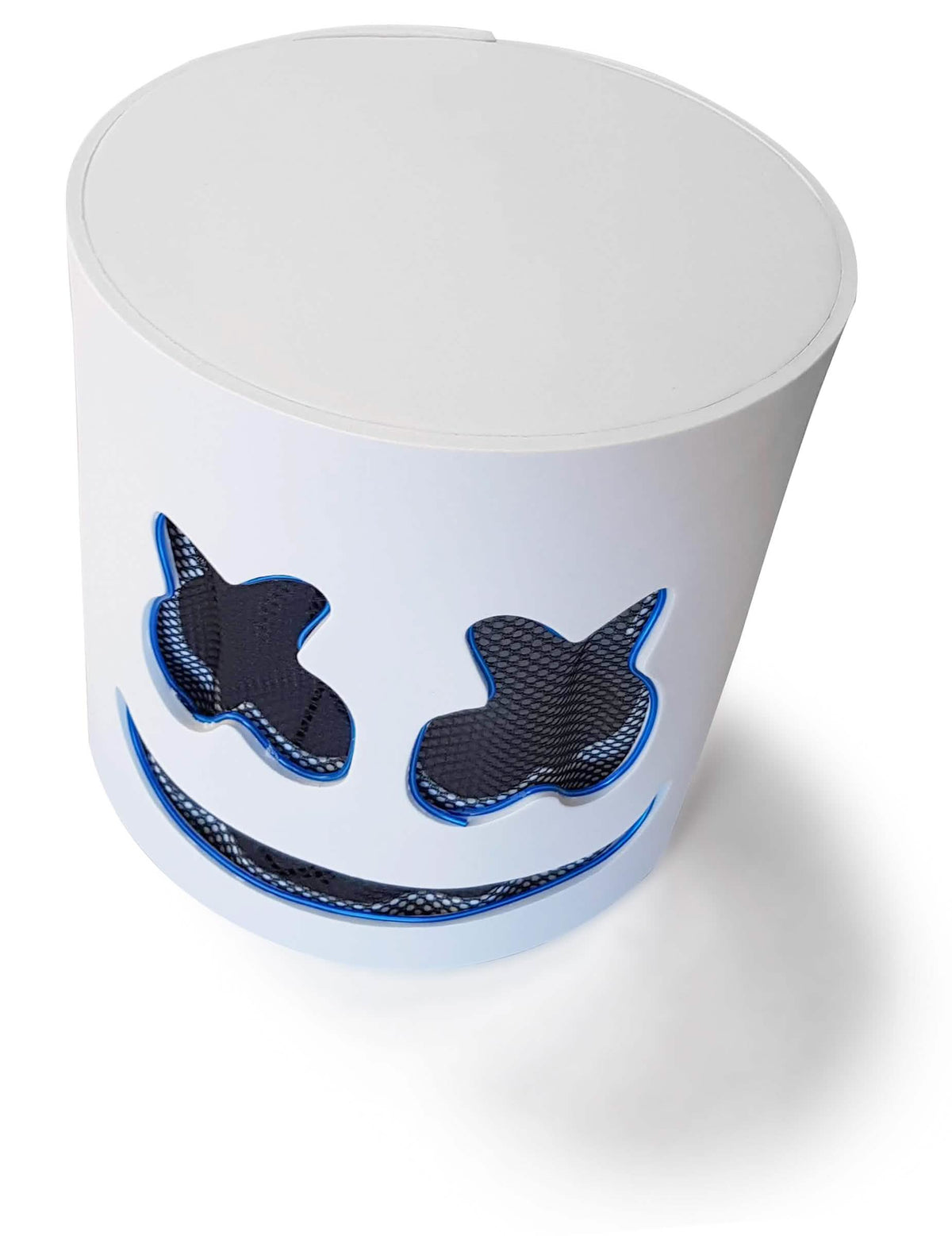 Pohled shora na masku DJ marshmallow