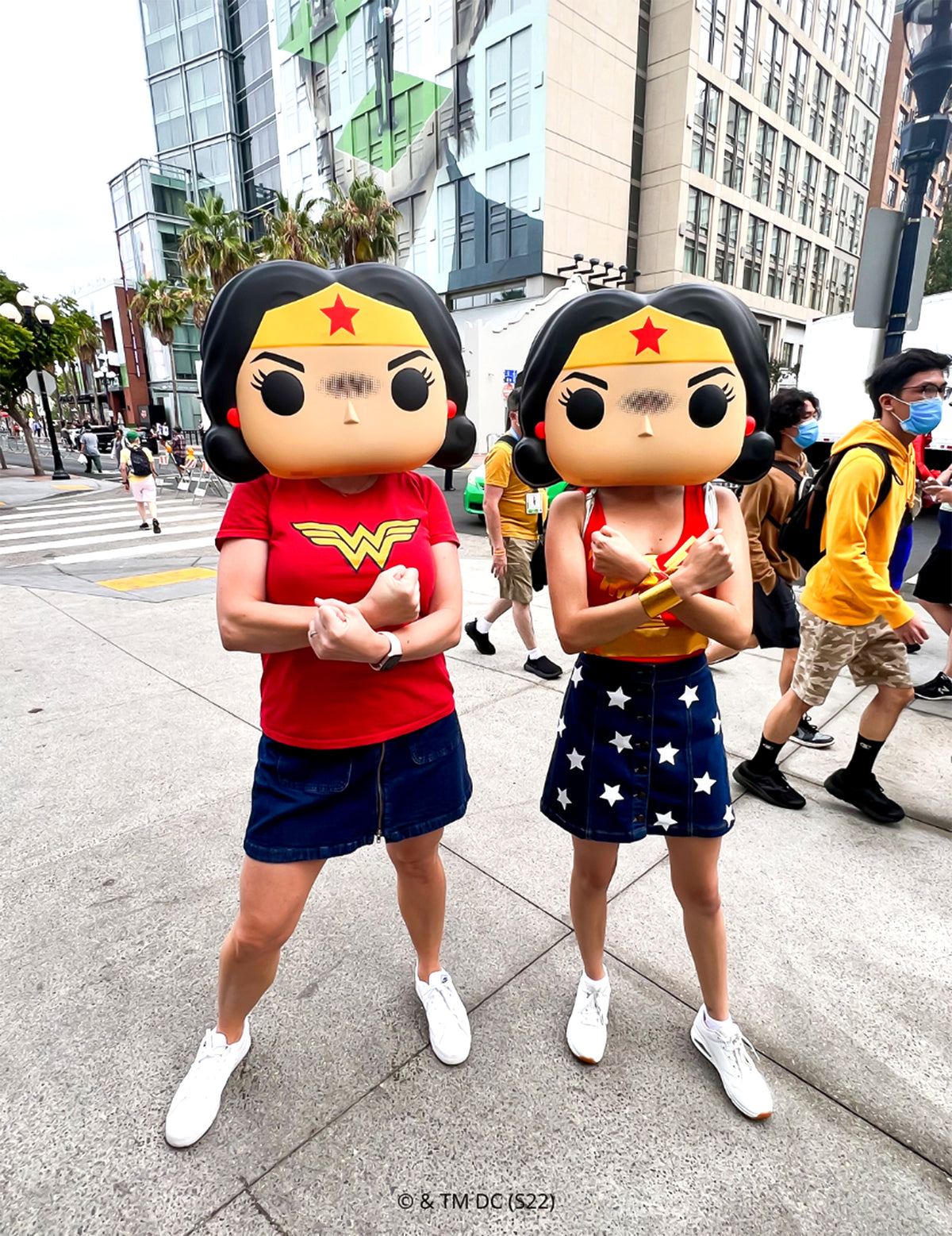 Mise en situation du masque Wonder Woman Funko Pop™ pour adulte