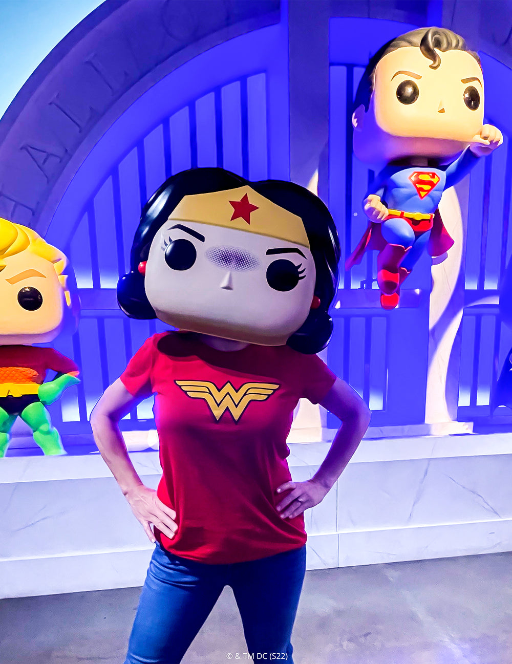 Mise en situation thématique du masque Wonder Woman Funko Pop™ pour adulte