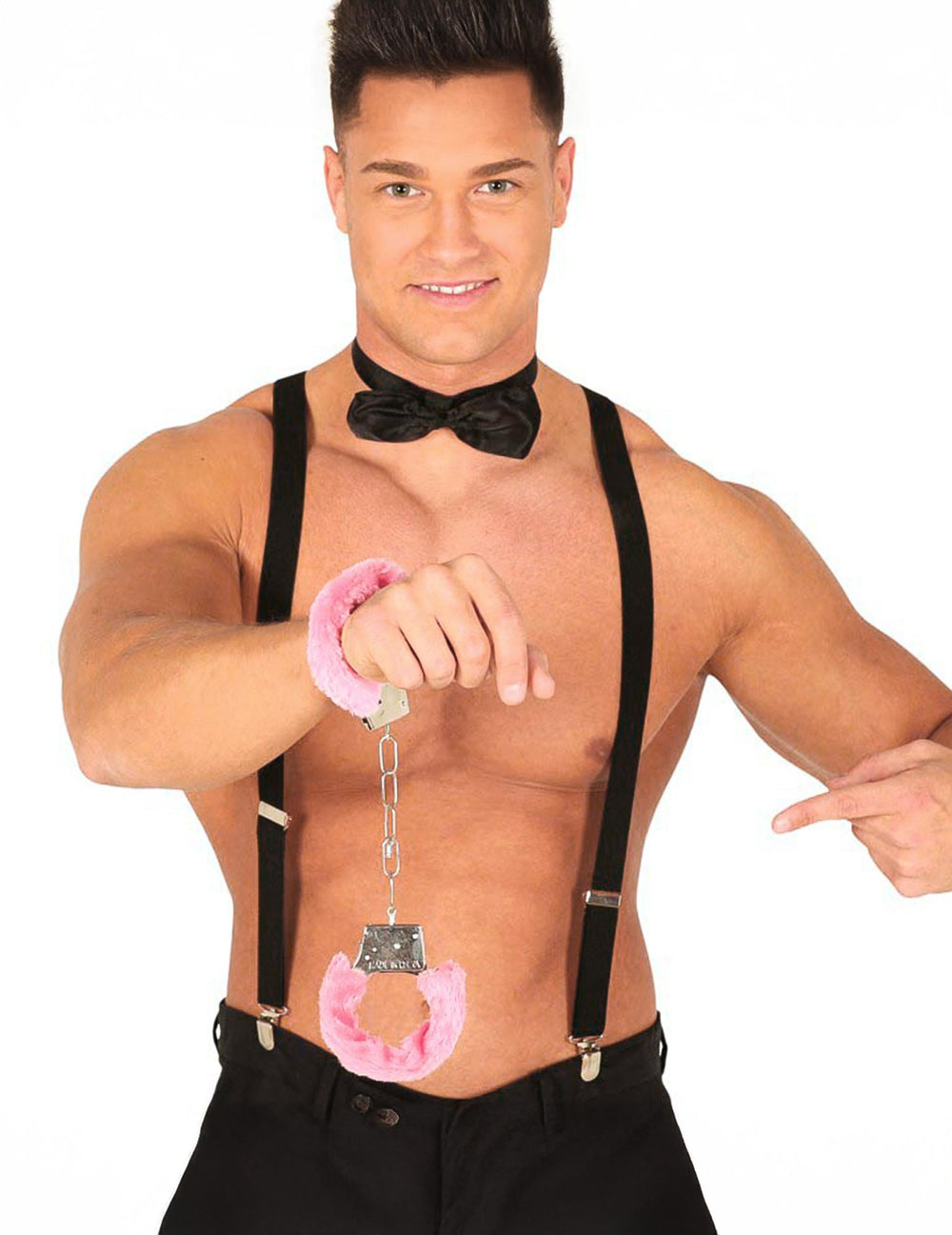 Mise en situation des menottes en fourrure pour adulte rose portées par un homme avec bretelles