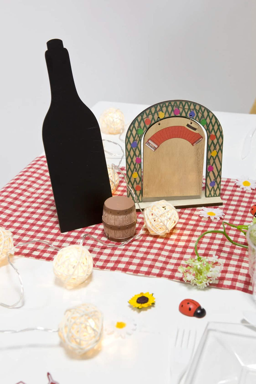 Stolní aranžmá s tabulkou menu, lahví vína pro dekorace stolu
