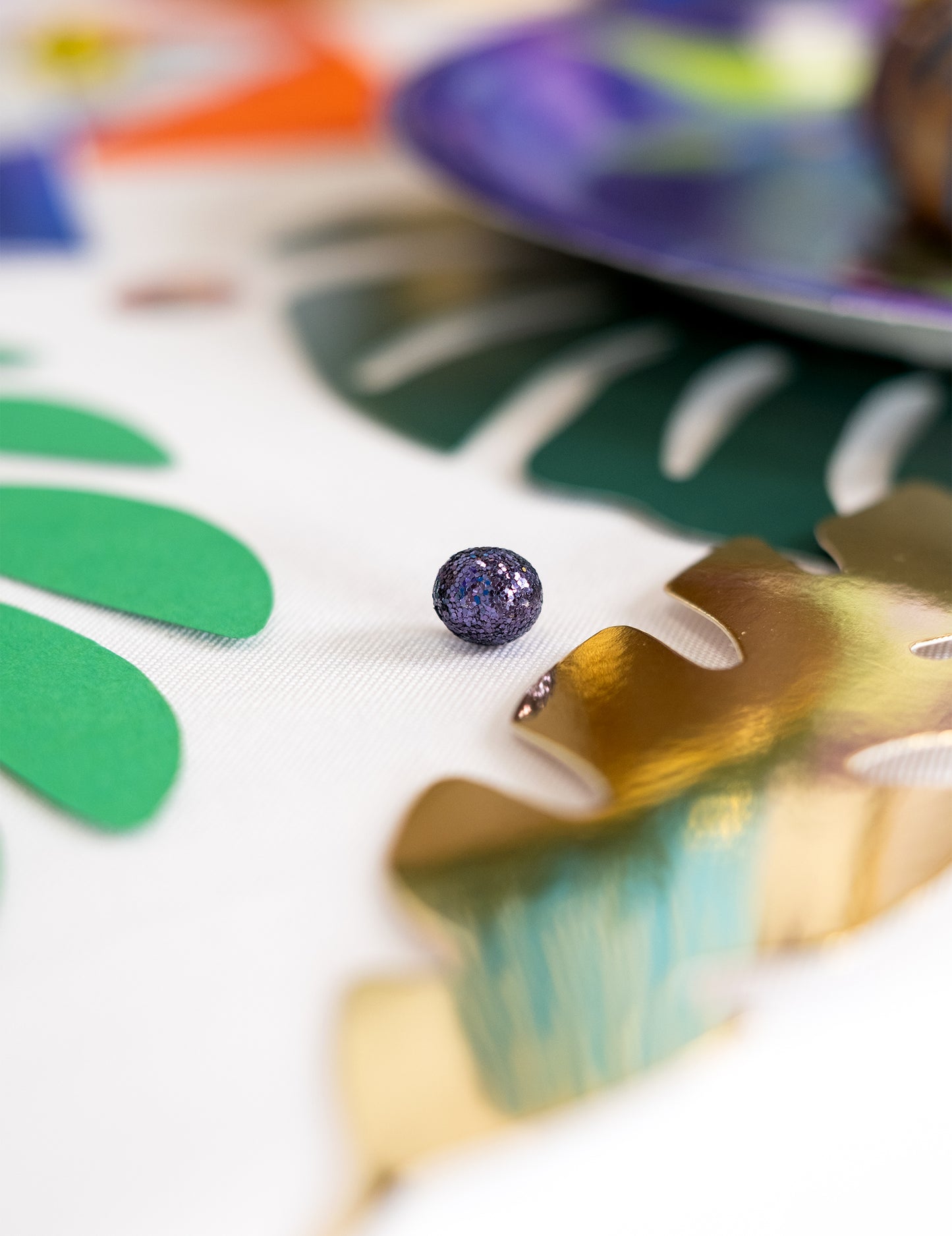 Mini tmavě modré třpytivé kuličky 8 mm 10 gr na dekoraci stolu