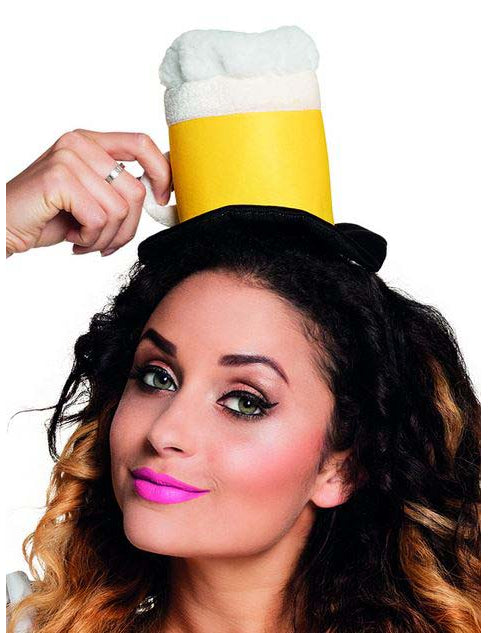 Klobouk s miniaturním pivní hrnkem pro dospělé