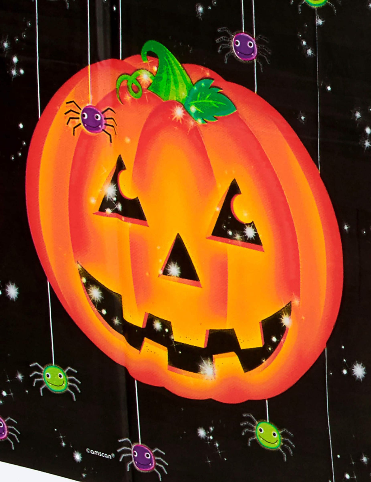 Detail na motiv dýně a pavouci na plastovém ubrusu s dýní halloween