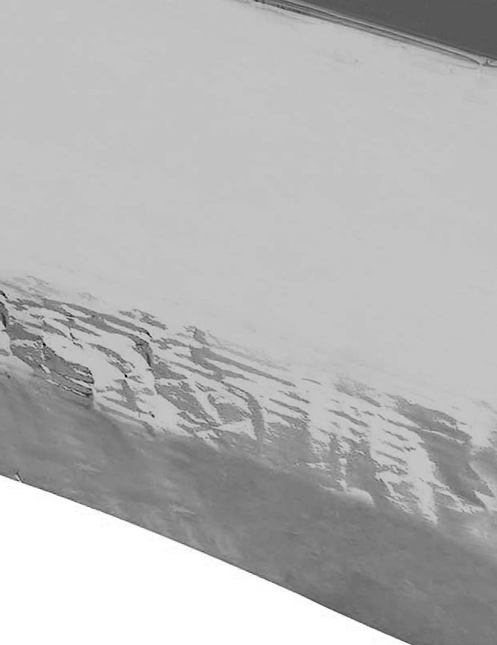 Detail na texturu metalizovaného plastového ubrusu stříbrná