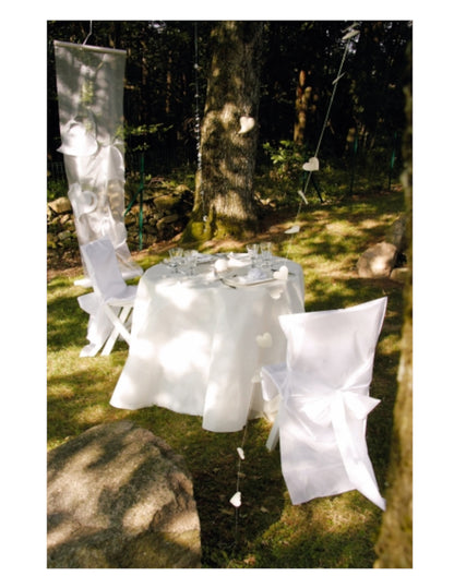 Mise en situation de la nappe ronde en intissé mariage et baptême