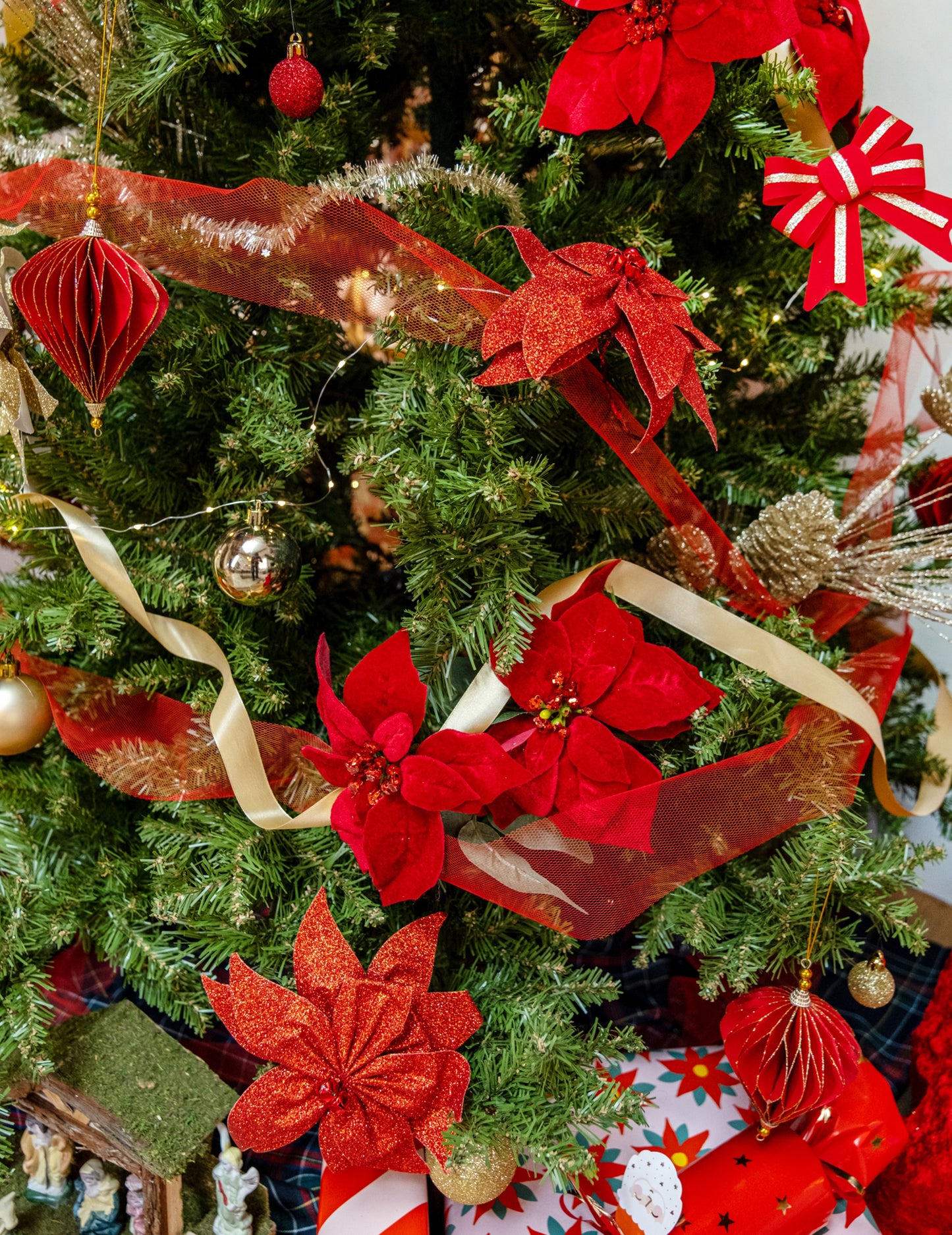 Poinsettia mašle s červenými třpytivými zvonečky 20 cm dekorace na stůl