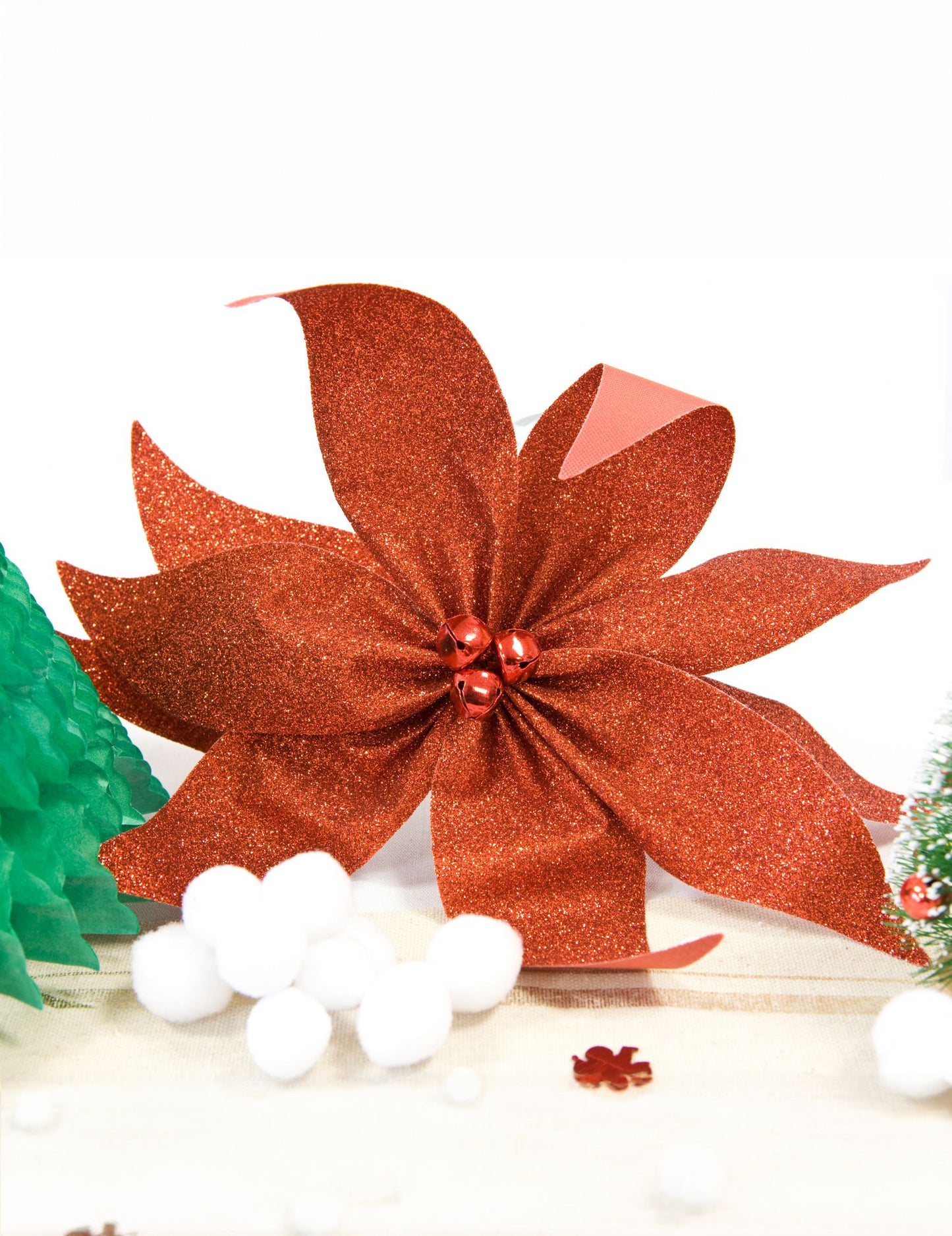 Poinsettia mašle s červenými třpytivými zvonečky 20 cm dekorace na stůl