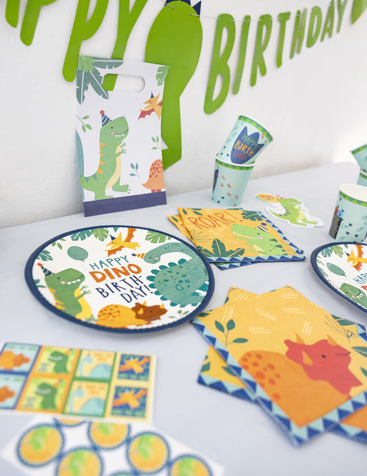 Vue d'ensemble de la vaisselle et des accessoires du Pack dino pour anniversaire