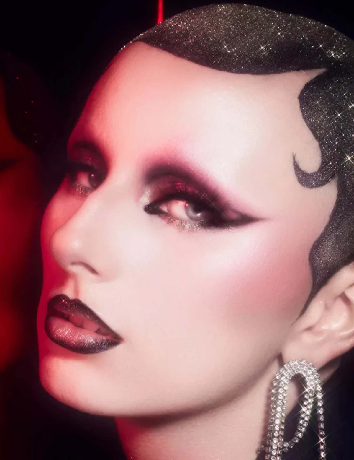Maquillage artistique du visage et des cheveux des paillettes biodégradables runway métallique