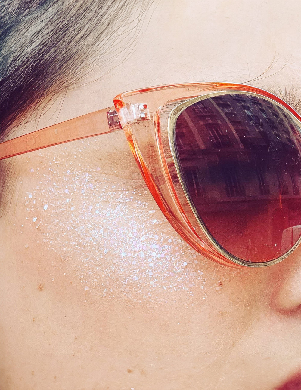 Gros plan sur l'application des paillettes biodégradables Nuit Blanche