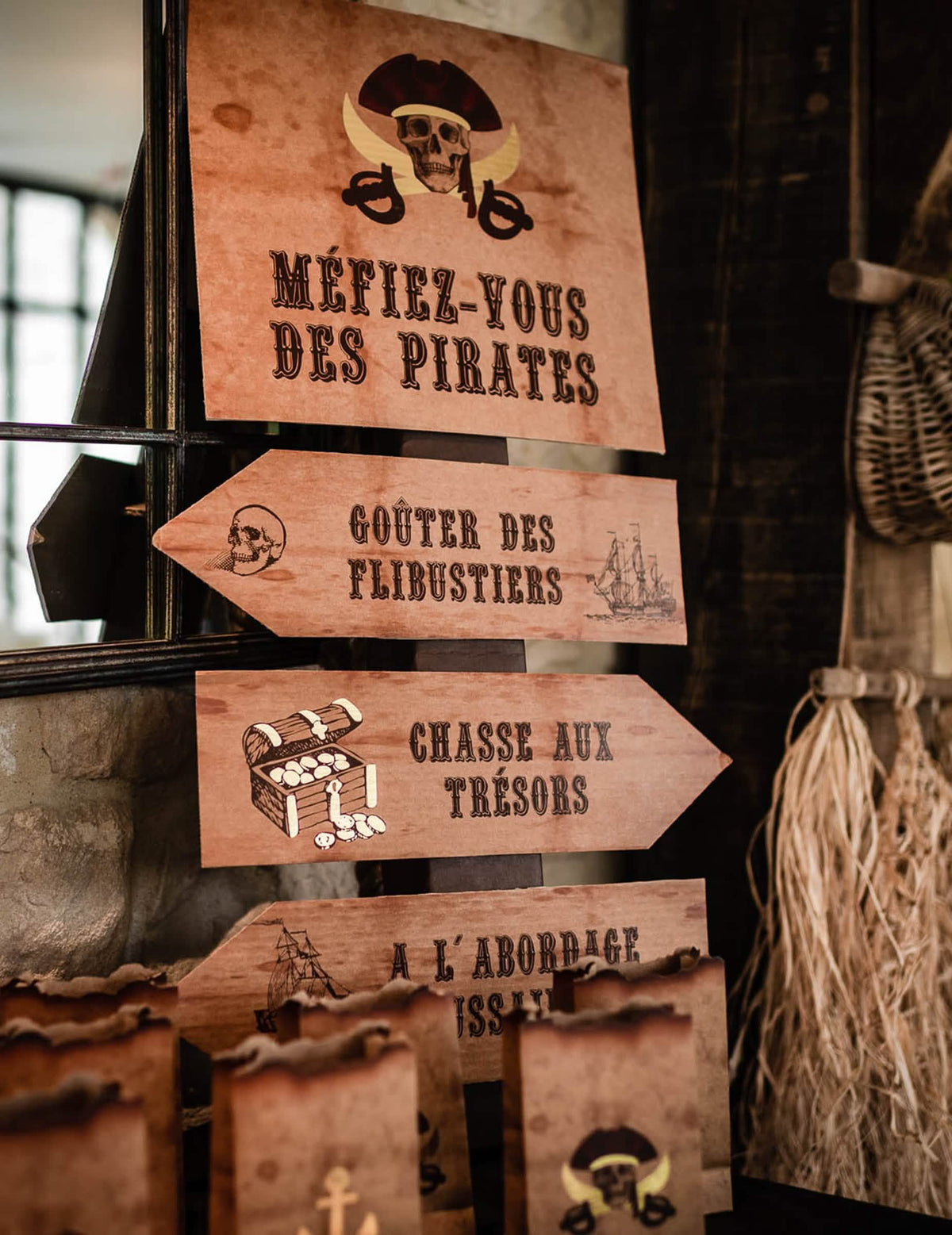 Détail des inscriptions du panneau flèches directionnelles pirate