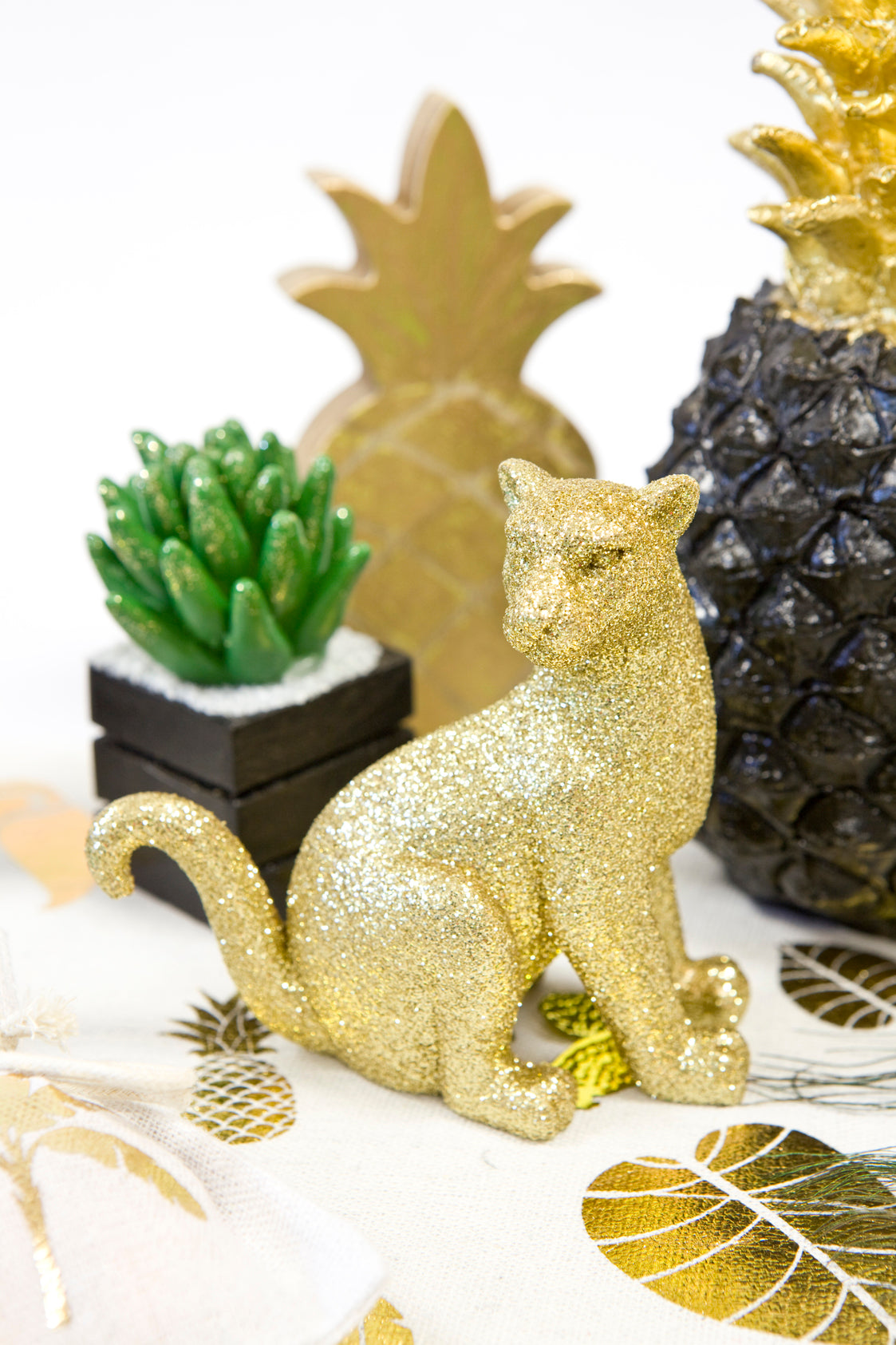 Sedící panter ve zlaté pryskyřici 10 cm flitrované