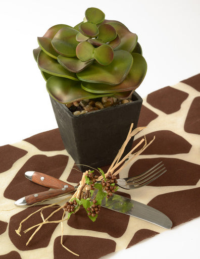 Mise en situation décorative pour lier les couverts de la pelote de raphia naturel