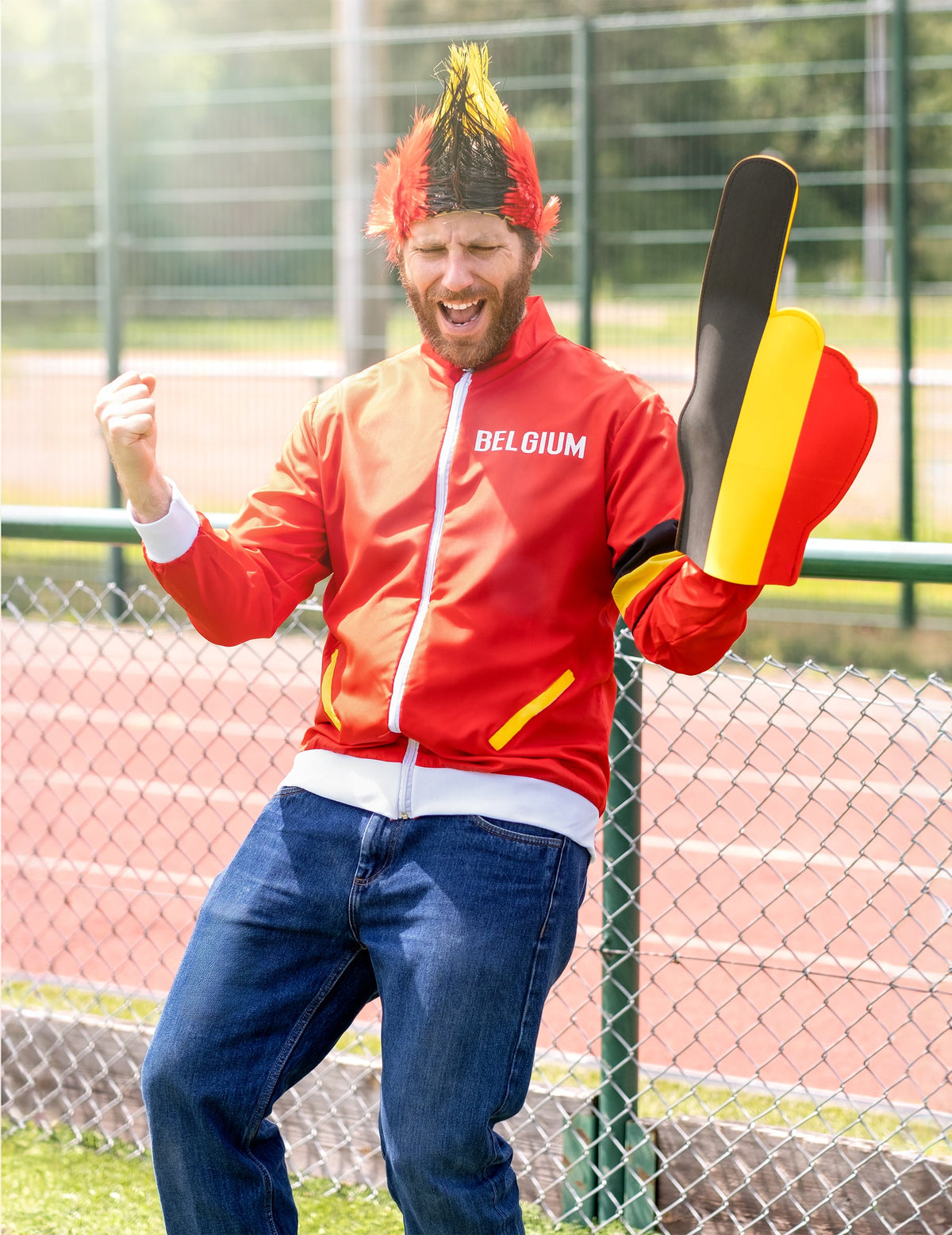 Mise en situation de la perruque punk supporter Belgique pour adulte