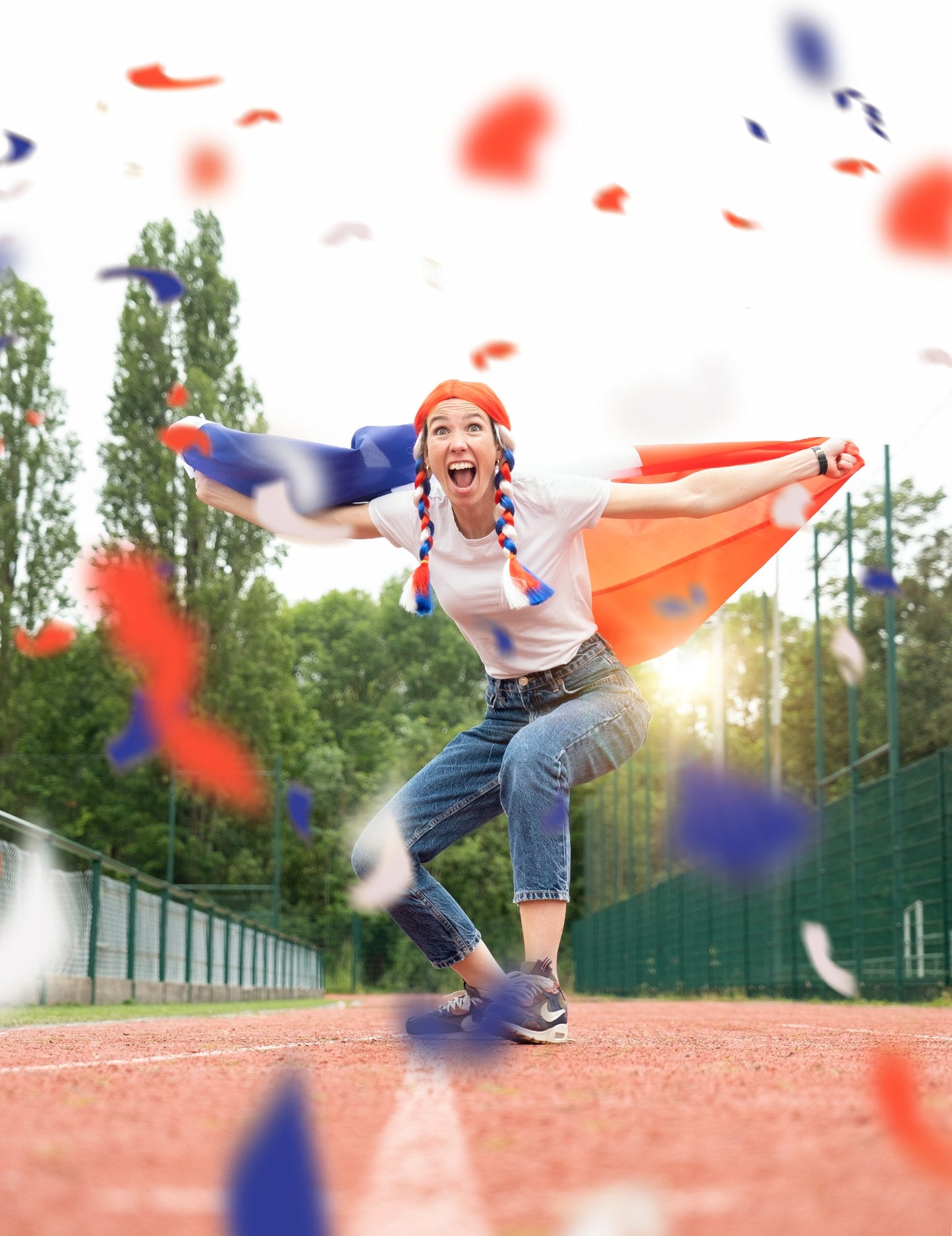 Modrá, bílá, červená zapletená paruka