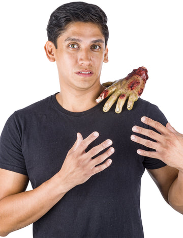 Malá dospělá ramenní zombie ruka