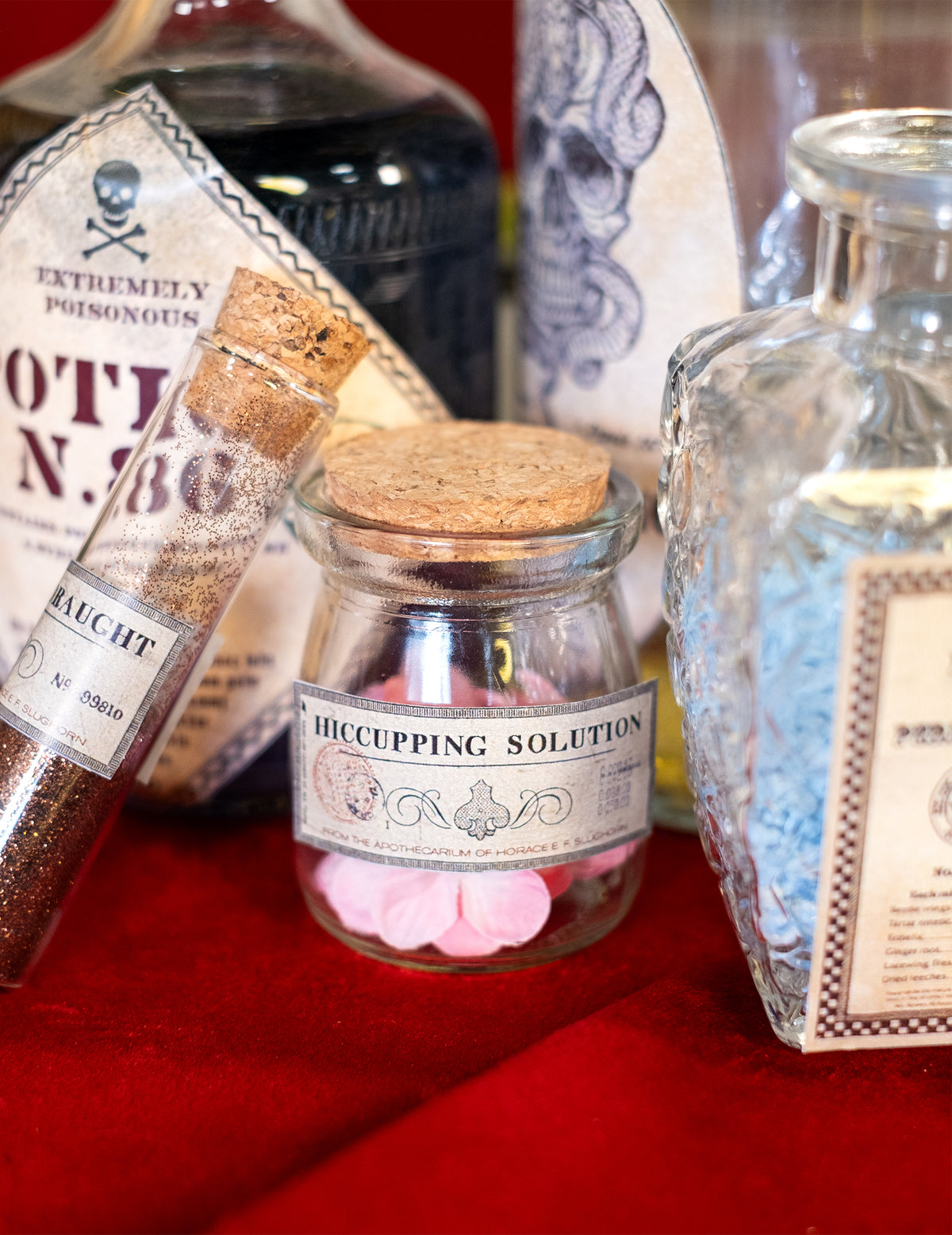Mise en situation comme fiole de potion du petit pot en verre pour dragées transparent avec bouchon en liège