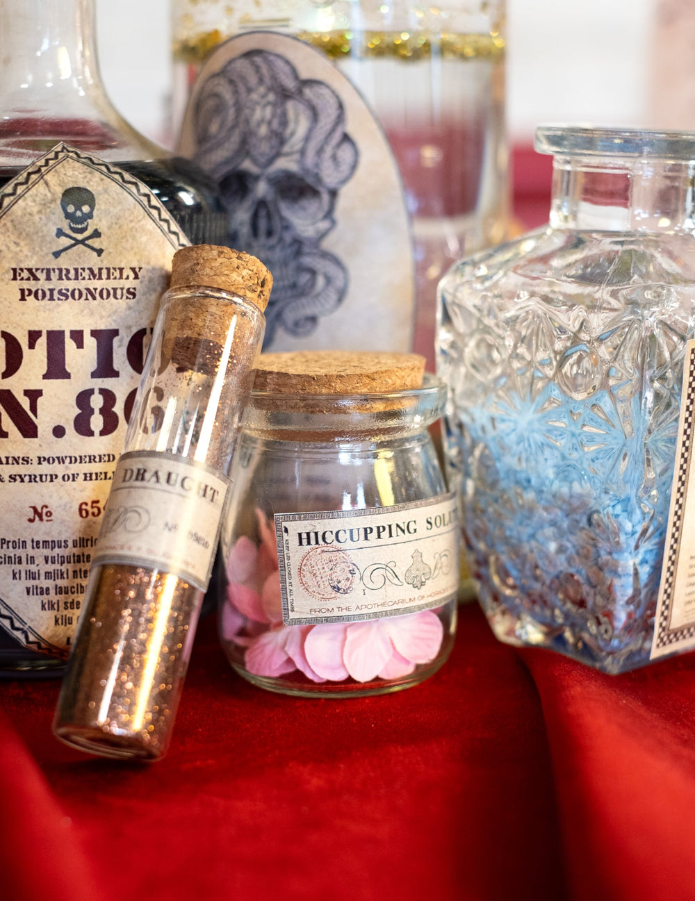 Gros plan sur l'étiquette de potion du petit pot en verre pour dragées transparent avec bouchon en liège