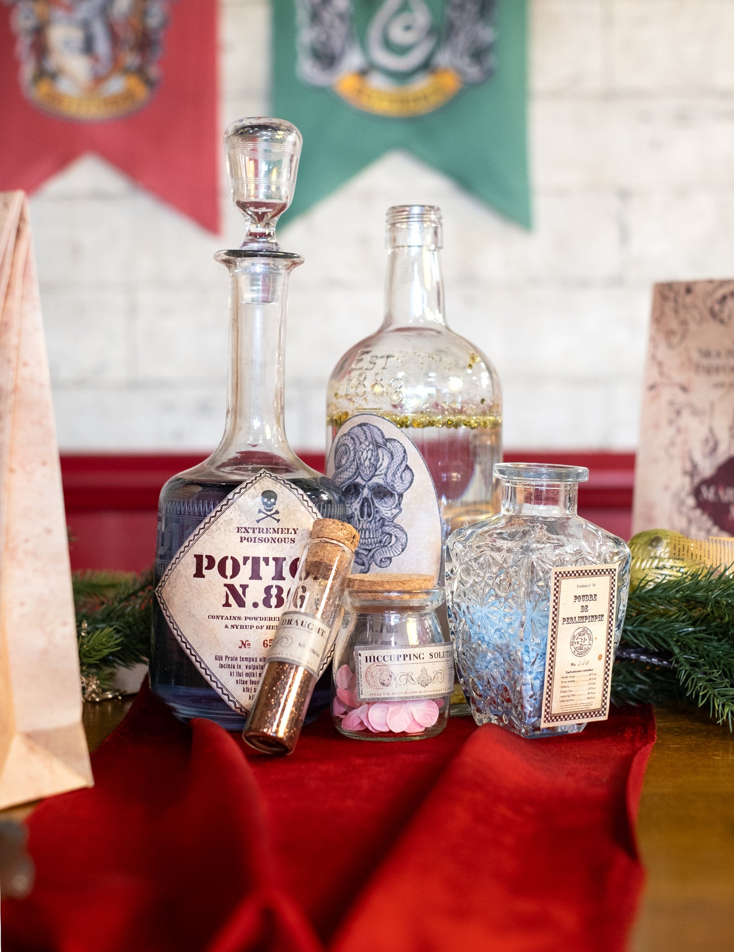 Vue d'ensemble de fioles de potions du petit pot en verre pour dragées transparent avec bouchon en liège